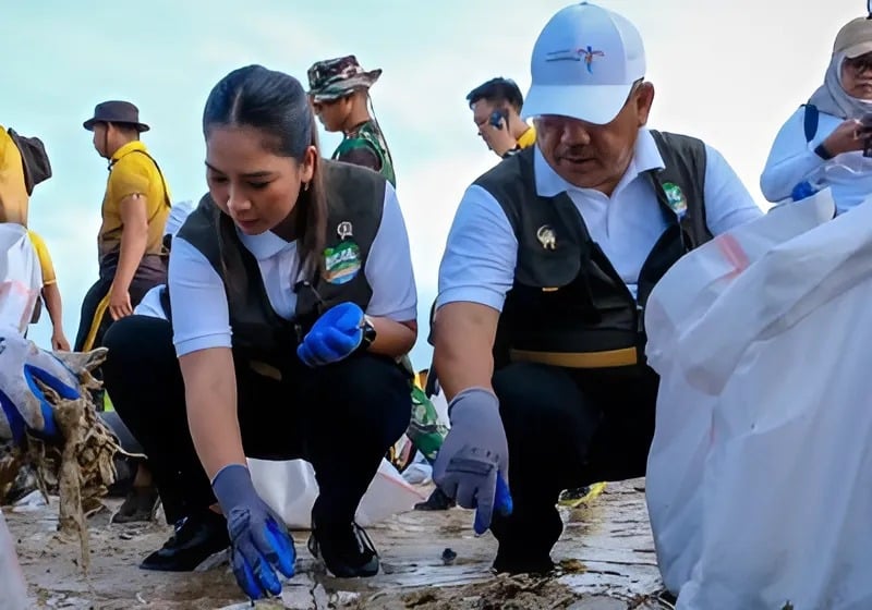 Wamenpar Ni Luh Puspa mengikuti kegiatan Aksi Bersih Sampah Laut di Pantai Kedonganan, Jimbara, Bali, Minggu (19/01/2025)