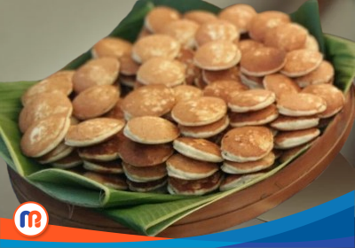 Apem DIY atau Apem Yogyakarta, yang rasanya manis dan teksturnya lembut yang legit, memainkan peran penting dalam acara kenduri, selametan, dan ritual adat lainnya di DIY atau Yogyakarta