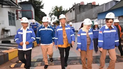 Bambang Patijaya, Ketua Komisi XII DPR RI, saat memimpin tim Komisi XII DPR RI dalam inspeksi mendadak (sidak) ke Stasiun Pengisian Bulk Elpiji (SPBE) PT Sodikun dan sub-pangkalan di Jakarta Barat, Senin (10/02/2025)