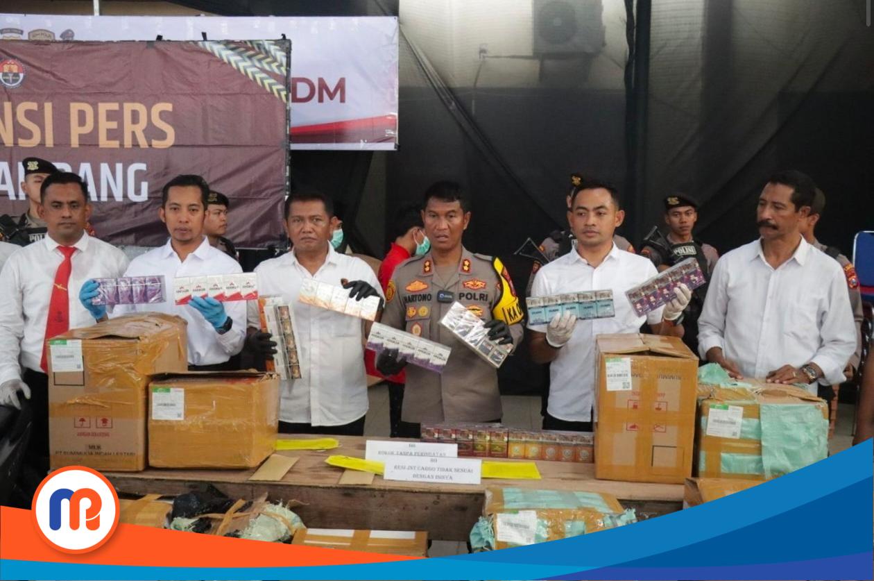 Kapolres Sampang beserta jajaran Reskrim saat menunjukkan barang bukti rokok ilegal