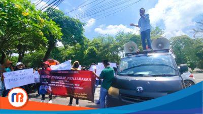 Peserta aksi demontrasi para aktivis Jaringan Anti Rasuah Jawa Timur saat menyampaikan aspirasinya di depan Markas Polda Jawa Timur