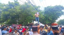 Korlap aksi Jaringan Anti Rasuah Jawa Timur melepas baju saat berorasi di atas mobil komando