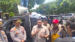 Kompol Shodiq Efendi (pegang mikrofon) saat menemui para demonstran di depan Mapolda Jawa Timur