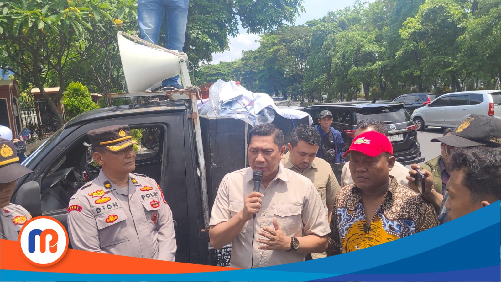 Kompol Shodiq Efendi (pegang mikrofon) saat menemui para demonstran di depan Mapolda Jawa Timur