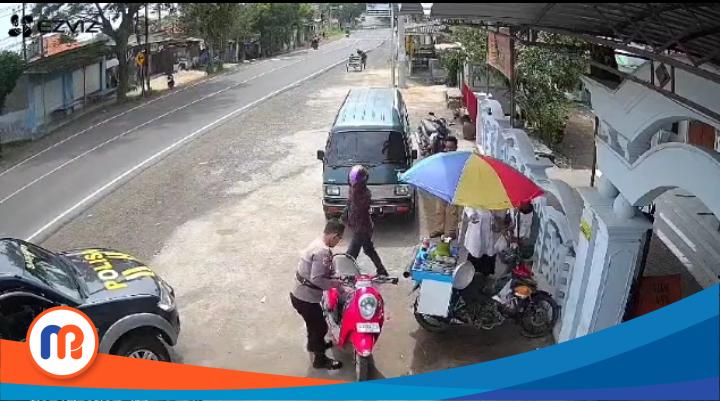 Brigadir Nor Wahid Rusdianto, saat mengamankan sepeda motor milik pelaku penipuan