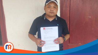 Faris Reza Malik, Korlap DPC Projo Kabupaten Sampang menunjukkan berkas laporannya