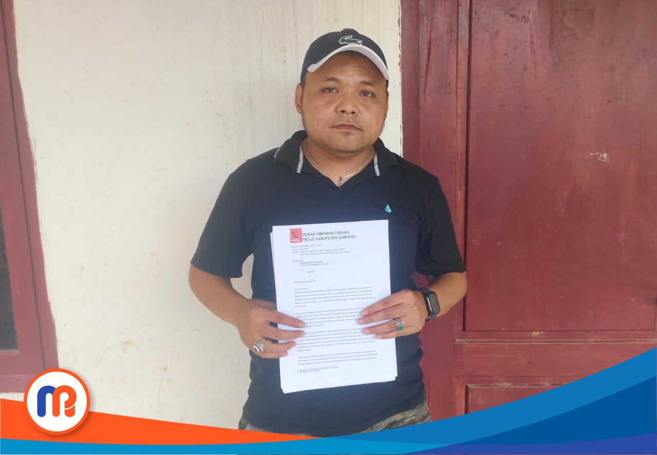 Faris Reza Malik, Korlap DPC Projo Kabupaten Sampang menunjukkan berkas laporannya