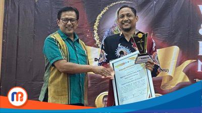 Kepala Dinas Pendidikan (Kadisdik) Kabupaten Sumenep, Agus Dwi Saputra, saat menerima penghargaan sebagai Pejabat Penggiat Literasi Nasional 2025 dalam ajang Workshop dan Anugerah Literasi Nasional