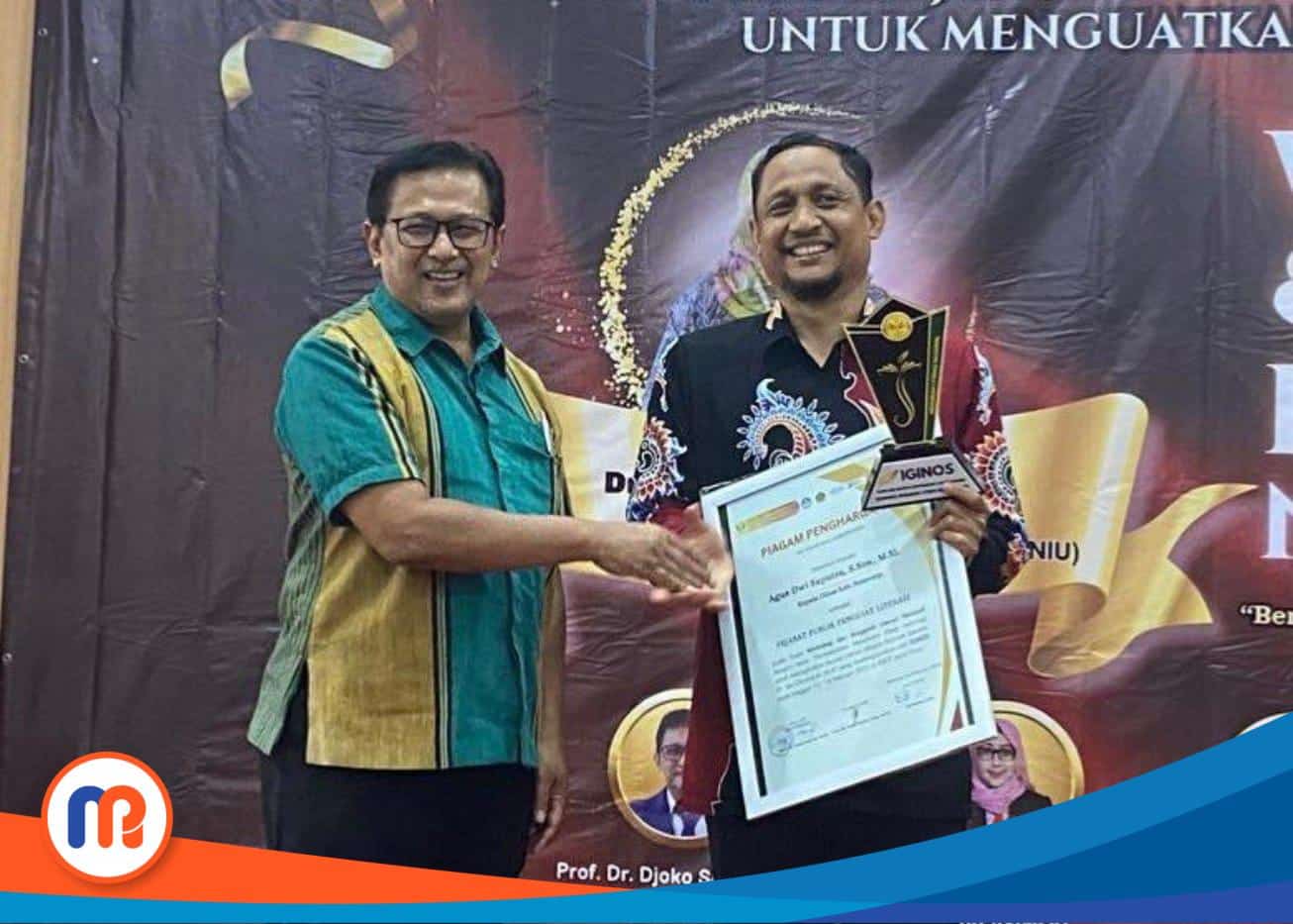 Kepala Dinas Pendidikan (Kadisdik) Kabupaten Sumenep, Agus Dwi Saputra, saat menerima penghargaan sebagai Pejabat Penggiat Literasi Nasional 2025 dalam ajang Workshop dan Anugerah Literasi Nasional