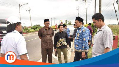 Ketua Komisi III DPRD Sumenep, M. Muhri, bersama Kepala Dinas PUTR, Eri Susanto, saat meninjau langsung lokasi rawan banjir di Sumenep