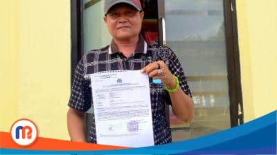 Paman korban, Agus (47), saat menunjukkan hasil laporannya ke Polres Kabupaten Sumenep pada Senin (14/02/2025)