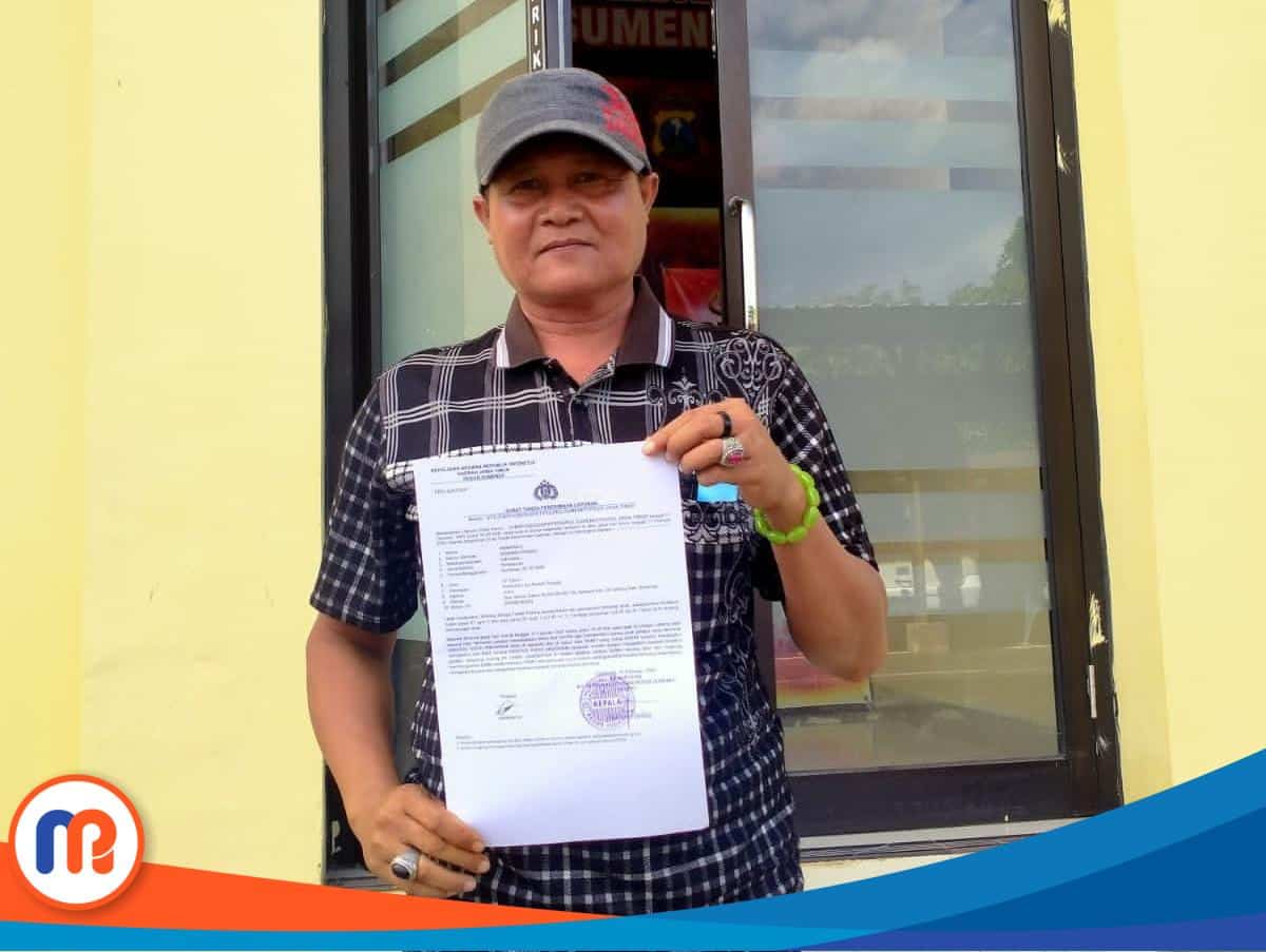 Paman korban, Agus (47), saat menunjukkan hasil laporannya ke Polres Kabupaten Sumenep pada Senin (14/02/2025)