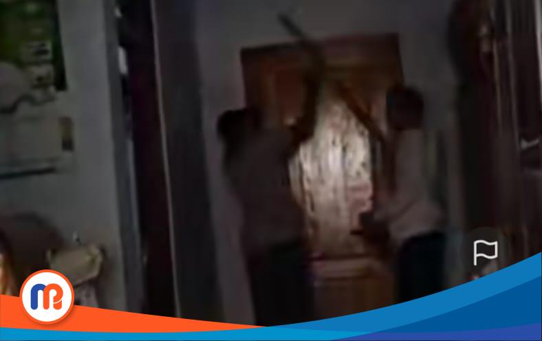 Terlihat dua pria (oknum) melakukan penyegelan di pintu rumah milik mantan Sekdes Asemraja, Jrengik