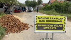 Kepala Desa dan warga melakukan perbaikan jalan poros kabupaten yang menghubungkan Kecamatan Blega dan Modung secara swadaya