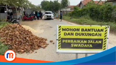 Kepala Desa dan warga melakukan perbaikan jalan poros kabupaten yang menghubungkan Kecamatan Blega dan Modung secara swadaya