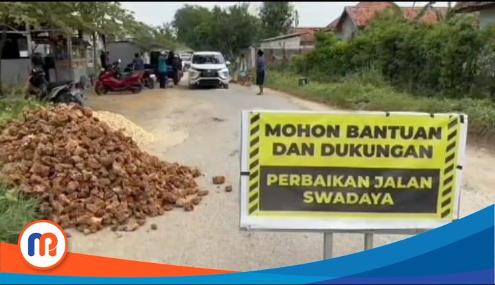 Kepala Desa dan warga melakukan perbaikan jalan poros kabupaten yang menghubungkan Kecamatan Blega dan Modung secara swadaya