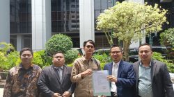 Mengabadikan dokumentasi di depan kantor Mahkamah Agung (MA) setelah pendaftaran pengujian ke PTSP Mahkamah Agung, Abdul Hakim, S.H., M.H., bersama kliennya