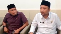 Ahmad Mahfudz (memakai baju putih dan peci hitam) Wakil Bupati Kabupaten Sampang, Madura