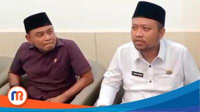 Ahmad Mahfudz (memakai baju putih dan peci hitam) Wakil Bupati Kabupaten Sampang, Madura