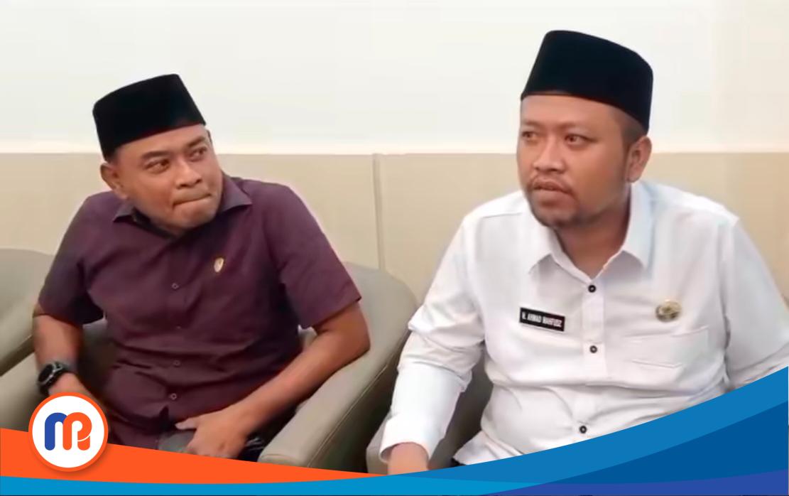 Ahmad Mahfudz (memakai baju putih dan peci hitam) Wakil Bupati Kabupaten Sampang, Madura