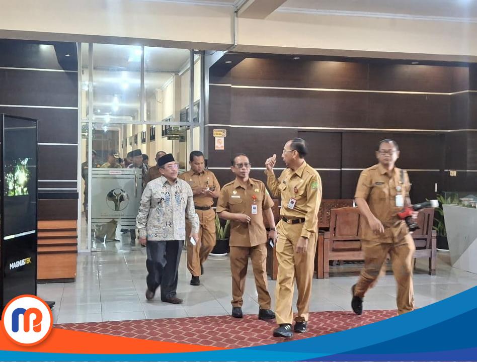 Wakil Bupati Sumenep, K.H. Imam Hasyim, saat berada di Kantor Pemkab Sumenep, yang didampingi pegawai OPD Pemkab Sumenep