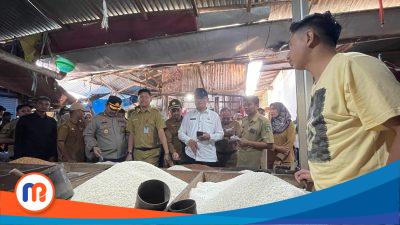 Satuan Tugas (Satgas) Pangan Pemerintah Kabupaten (Pemkab) Sumenep, saat menggelar operasi pasar di Pasar Anom pada Selasa (25/02/2025)