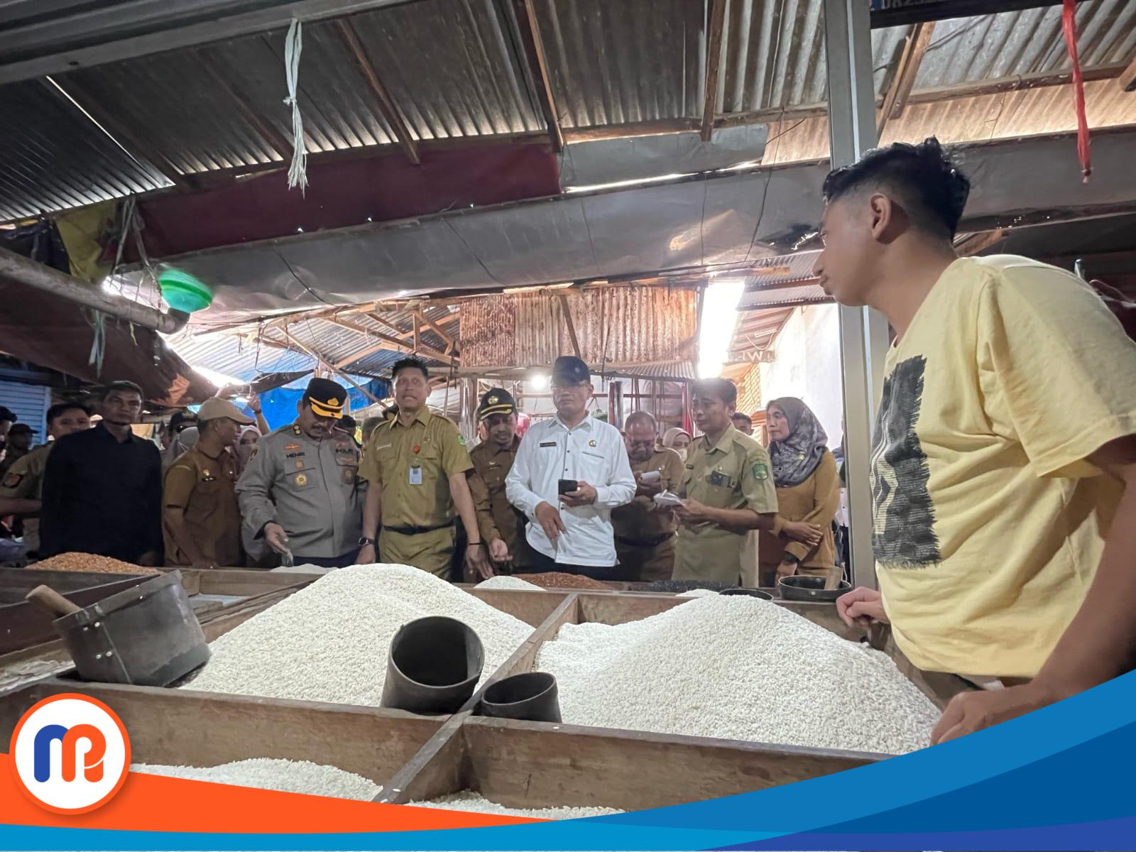 Satuan Tugas (Satgas) Pangan Pemerintah Kabupaten (Pemkab) Sumenep, saat menggelar operasi pasar di Pasar Anom pada Selasa (25/02/2025)