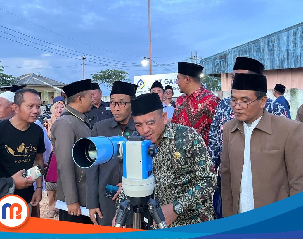 Kepala Kementerian Agama (Kemenag) Sumenep, Abdul Wasid saat memantau hilal 1 Ramadan pada Jumat (28/02/2025)