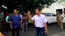 Pegawai Aparatur Sipil Negara (ASN) Dinas Kebudayaan dan Pariwisata (Disbudpar) Kabupaten Bangkalan berseragam rapi APKLI (Asosiasi Pedagang Kaki Lima Indonesia), memperlihatkan arogansinya di depan umum yang menghebohkan warganet