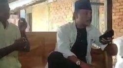 Bapak Tapin, ahli waris (sebelah kanan menggunakan baju putih) warga Desa Banyoneng Laok, Kecamatan Geger, Kabupaten Bangkalan