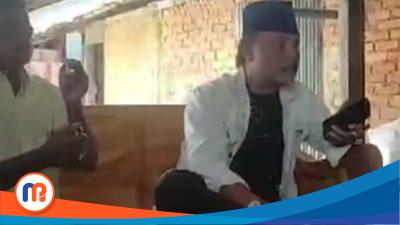 Bapak Tapin, ahli waris (sebelah kanan menggunakan baju putih) warga Desa Banyoneng Laok, Kecamatan Geger, Kabupaten Bangkalan