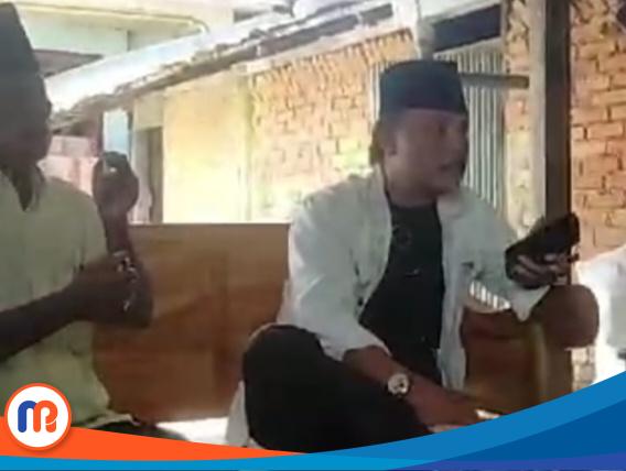 Bapak Tapin, ahli waris (sebelah kanan menggunakan baju putih) warga Desa Banyoneng Laok, Kecamatan Geger, Kabupaten Bangkalan