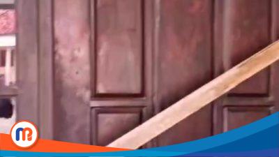 Pintu rumah Sekdes Asemraja, Kabupaten Sampang, yang disegel