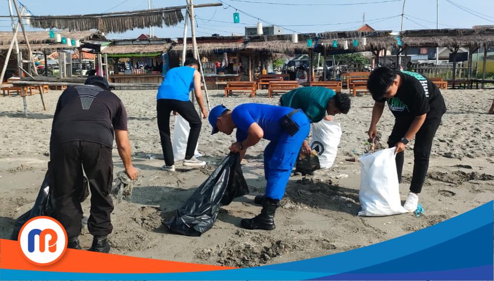Anggota Polres Pamekasan bersama mahasiswa Universitas Islam Madura (UIM) saat melangsungkan kegiatan pembersihan di Pantai Tiga Dermaga, Desa Branta, Kecamatan Tlanakan, Kabupaten Pamekasan