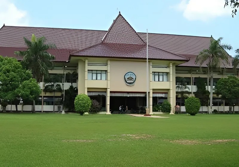 Kantor Bupati Kabupaten Bangkalan, Jl. Sukarno-Hatta Bangkalan No. 35 Jawa Timur – Indonesia