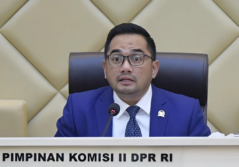 Ketua Komisi II DPR RI Rifqinizamy Karsayuda, saat memimpin rapat kerja Komisi II DPR RI dengan Mendagri dan jajarannya di Ruang Rapat Komisi II DPR RI, Senayan, Jakarta, Senin (3/2/2025)