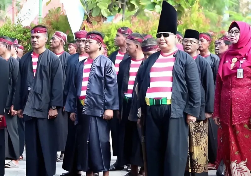 Ilustrasi bahasa Madura sebagai identitas bagi etnis Madura. Etnis ini mayoritas tinggal di Pulau Madura, sebagian lagi berada di luar Pulau Madura