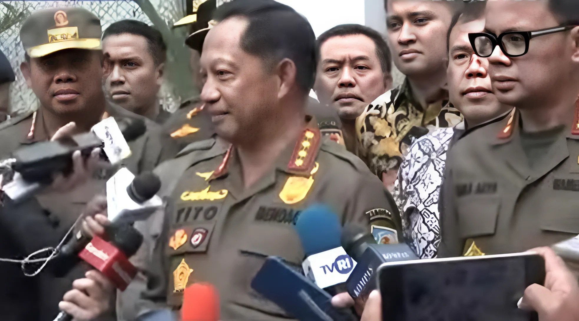 Tangkapan layar Menteri Dalam Negeri (Mendagri), Tito Karnavian, bersama Wakil Menteri Dalam Negeri (Wamendagri), Bima Ary, saat diwawancarai media di kegiatan retret di Magelang, Sabtu (22/02/2025)