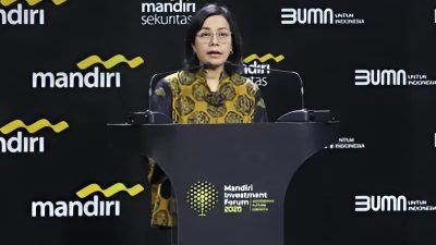 Menteri Keuangan Sri Mulyani Indrawati memberikan paparan pada acara Mandiri Investment Forum (MIF) 2025 di Jakarta, Selasa (11/2/2025). Gelaran tahunan tersebut menghadirkan banyak peserta termasuk 700 lebih investor asing dari berbagai negara secara hybrid untuk mendapatkan perkembangan terbaru terkait kebijakan domestik dan global, serta menggali potensi investasi di Indonesia