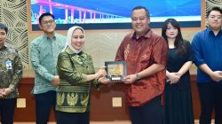 Wakil Ketua Komisi XI DPR RI Mohamad Hekal, saat bertukar cenderamata usai memimpin pertemuan Kunjungan Kerja Spesifik bersama Bank Indonesia (BI) di Kota Manado, Sulawesi Utara, Kamis (20/2/2025)