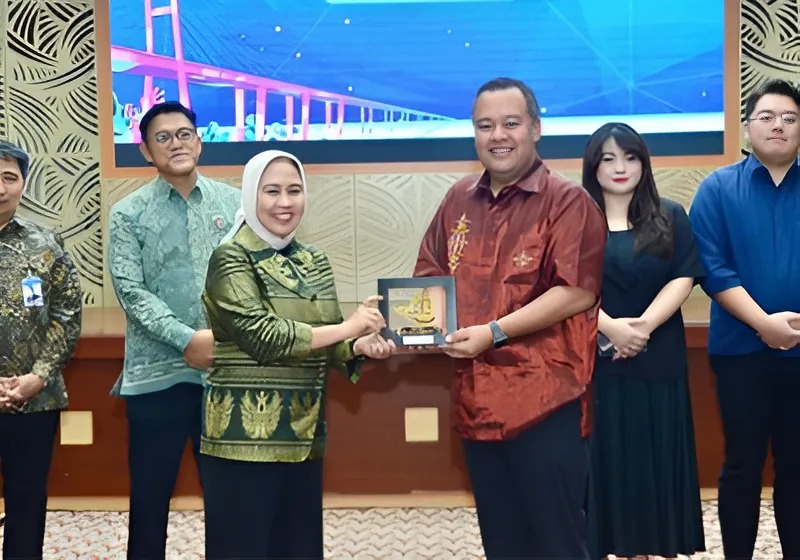 Wakil Ketua Komisi XI DPR RI Mohamad Hekal, saat bertukar cenderamata usai memimpin pertemuan Kunjungan Kerja Spesifik bersama Bank Indonesia (BI) di Kota Manado, Sulawesi Utara, Kamis (20/2/2025)