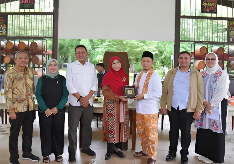 Ketua Badan Aspirasi Masyarakat (BAM) DPR RI, Netty Prasetiyani, saat bertukar cenderamata usai kunjungan kerja di Kabupaten Bekasi, Jawa Barat, Kamis (20/2/2025)