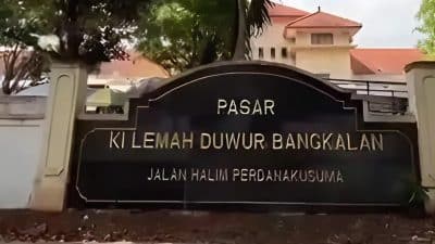 Pasar Ki Lemah Duwur Kabupaten Bangkalan adalah salah satu pasar tradisional yang bisa menjadi rujukan tempat pembelian bahan baku makanan untuk SPPG MBG di Kecamatan Bangkalan dan sekitarnya