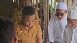 Moh. Hasan Faisol, Kepala Dinas Perumahan Rakyat dan Kawasan Permukiman (DPRKP) Kabupaten Bangkalan, saat memperlihatkan SK putusan kerjasama dengan pihak ketiga dihadapan para ulama