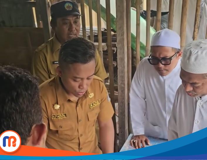 Moh. Hasan Faisol, Kepala Dinas Perumahan Rakyat dan Kawasan Permukiman (DPRKP) Kabupaten Bangkalan, saat memperlihatkan SK putusan kerjasama dengan pihak ketiga dihadapan para ulama