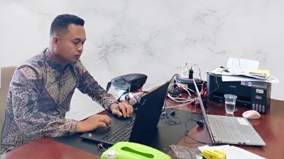 Wahyudi, pakar linguistik lulusan UNS, adalah salah satu dosen di UNIBA Madura