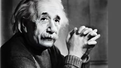 Albert Einstein adalah fisikawan teoritis dari Jerman yang berperan besar dalam perkembangan sains di era modern