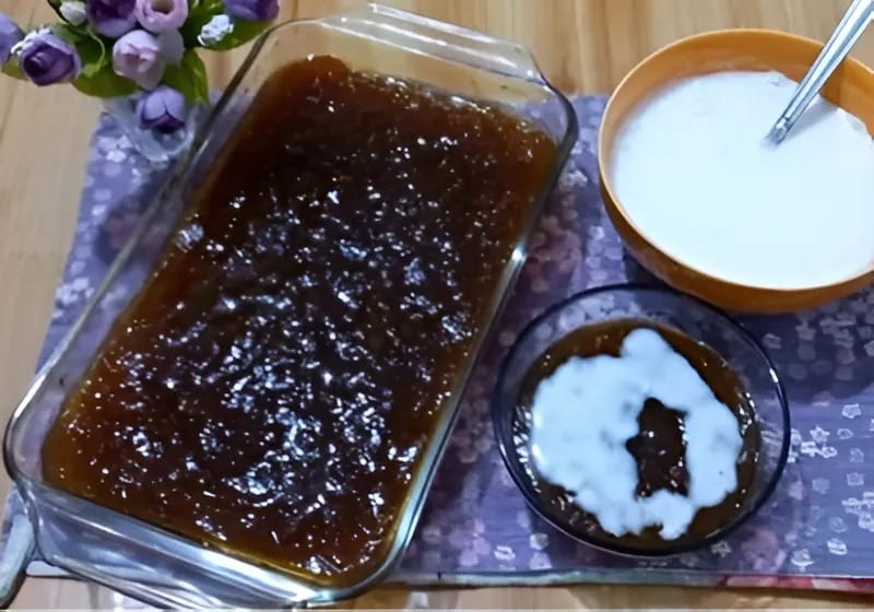Bubur Sagu Ambon, kuliner khas Maluku yang memiliki rasa manis dan gurih. Kuliner ini jarang dijual di pasaran di Pulau Jawa