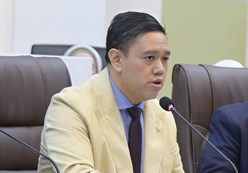 Wakil Ketua Komisi I DPR RI Dave Laksono, saat Raker Komisi I dengan Menhum, Menkeu, Menhan, dan Mensesneg pembicaraan tingkat I dalam rangka pembahasan perubahan atas UU No. 34 Tahun 2004 tentang Tentara Nasional Indonesia di Ruang Rapat Komisi I, Selasa (11/03/2025)
