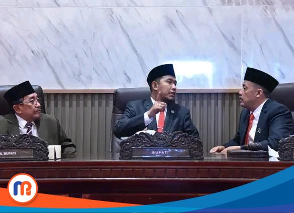 Bupati Achmad Fauzi Wongsojudo dan Wakil Bupati K.H. Imam Hasyim saat mengikuti rapat paripurna di DPRD Sumenep yang berlangsung pada Senin (03/03/2025)